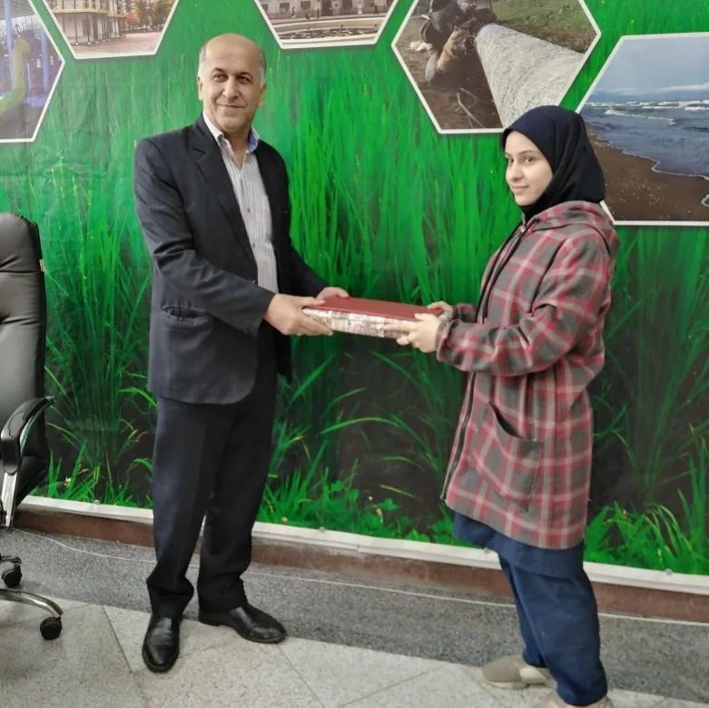 هدای جایزه استانی انشای شرکت گاز به دانش آموز سیده معصومه موسوی
