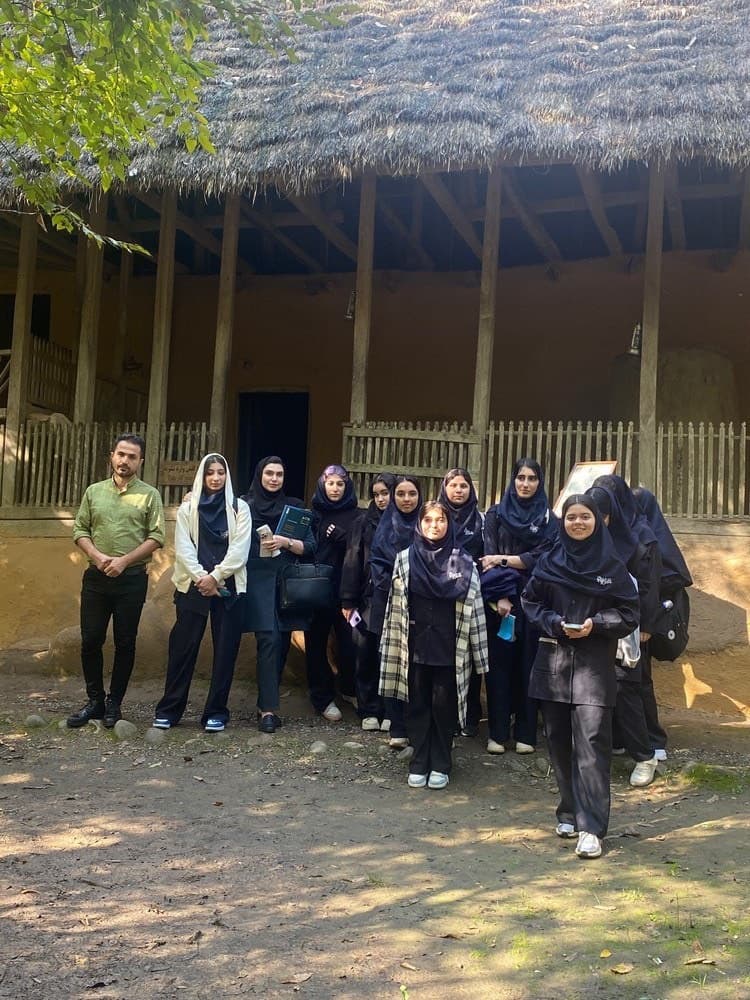 بازدید دانش اموزان رشته معماری از موزه میراث روستایی جهت بررسی سازه های بومی