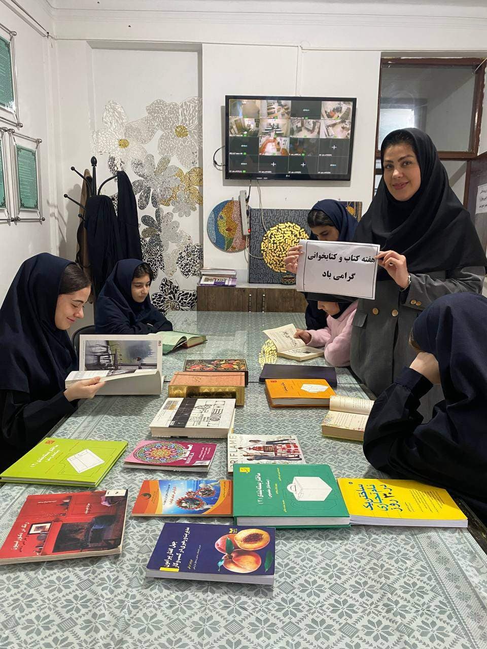 نمایشگاه کتاب به مناسبت هفته کتاب و کتابخوانی