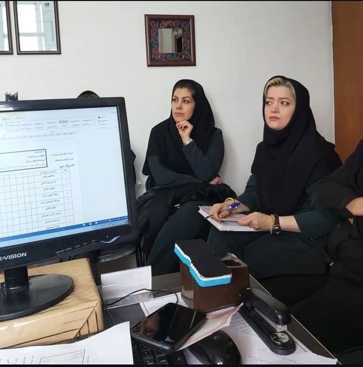 جلسه مدیریت با پرسنل نقش و نگار