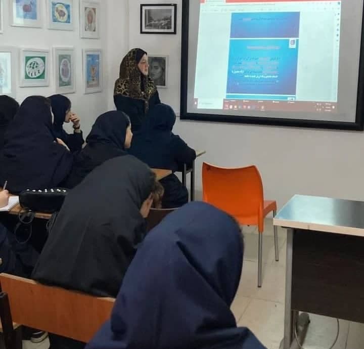 اولین جلسه فوق کارافرینی با دانش آموزان پایه دهم هنرستان نقش و نگار