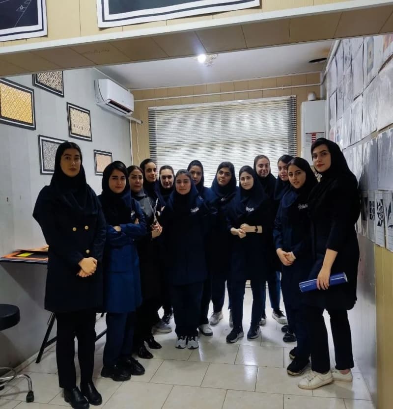 عکس یادگاری با دانش آموزان رشته معماری