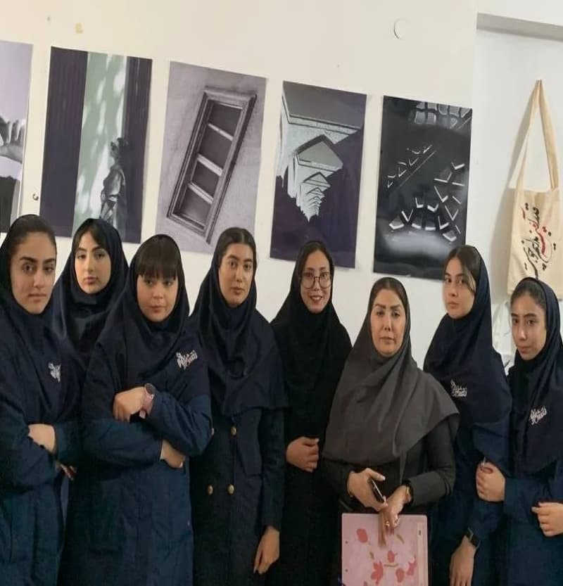 عکس یادگاری با دانش آموزان کلاس درس عکاسی رشته فتوگرافیک