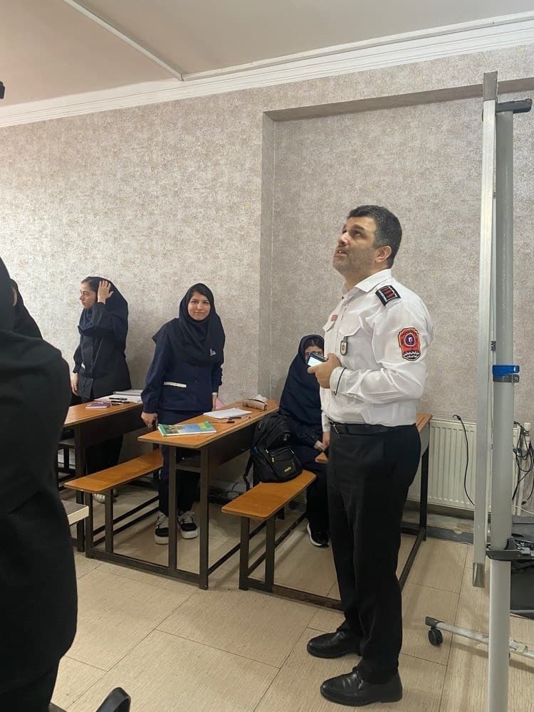 بازدید کارشناس آتش نشانی در روز آتش نشان